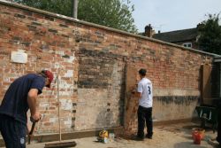 Moorland Road toilets & bike shed - 2007 - Photo by Alan J Jones - use magnifier for a larger picture